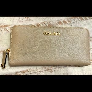 New Calvin Klein Zippy Wallet